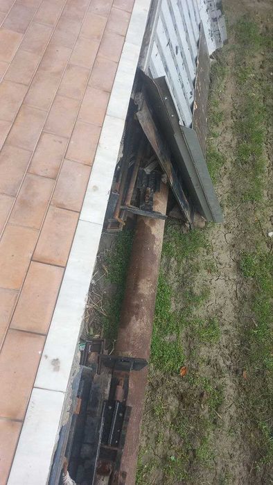 Tent, stoykalari va eshiklari bor