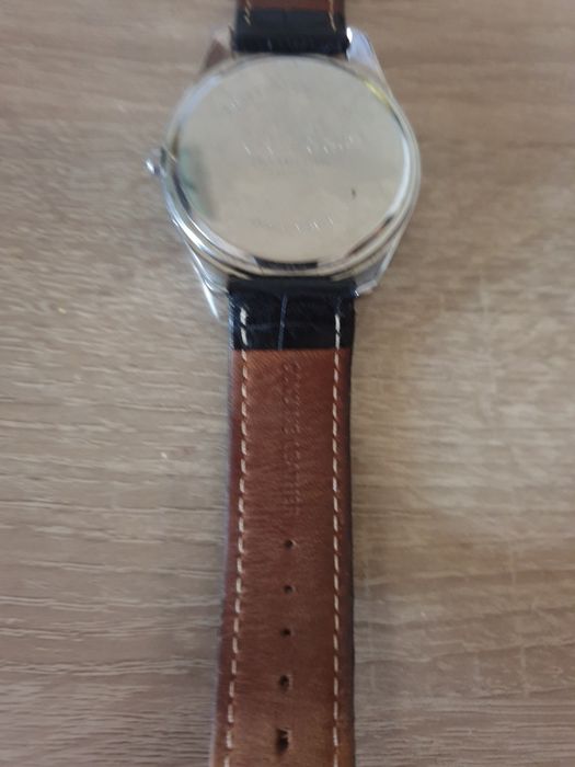 Ceas guess aproape nou cu pietricele