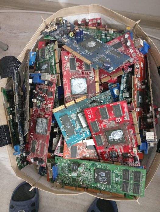 Vand  40 placi video vechi cu CIPSET  pt recuperare aur