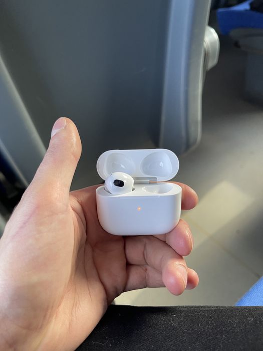 Vând o cască de AirPods 3, plus cutie și cablu de alimentare