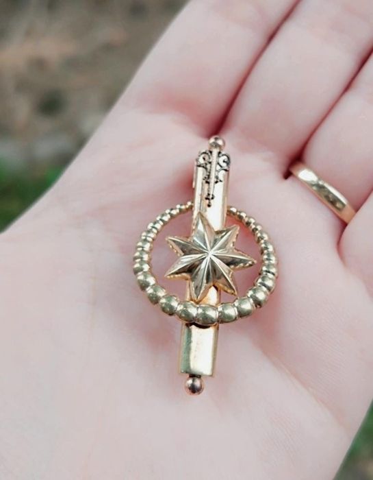 Veche brosa placata cu aur, copii