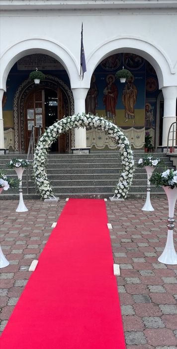 Se închiriază scaune și mese rotunde