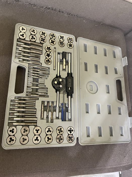 Продается набор метчиков и плашек