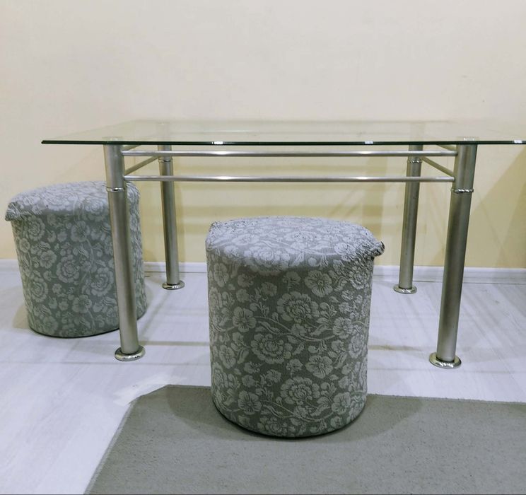 Маса и табуретки