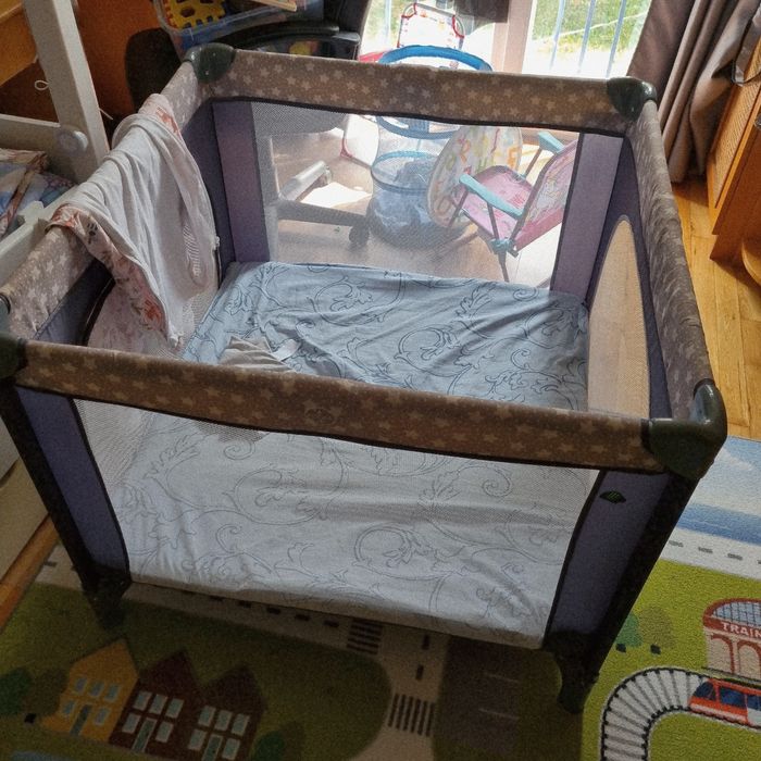 Продавам кошара за спане и игра