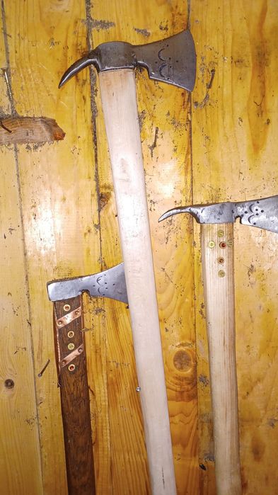 Vând topoare de diferite mărimi confecționate din foi de arc