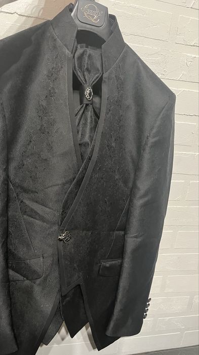 Продавам черен смокинг