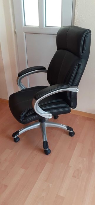 Продавам офис стол