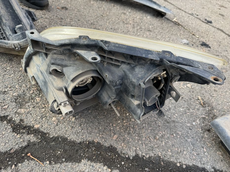 Фары Тойота Авенсис