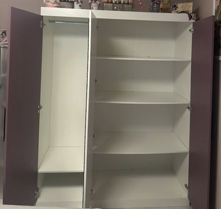 Гардероб с три врати и огледало в отлично състояние