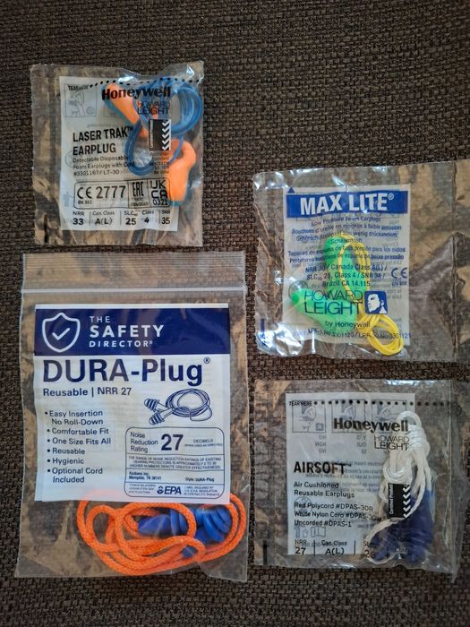 Различни видове Тапи за уши с връзки и корда за работа, чисто нови