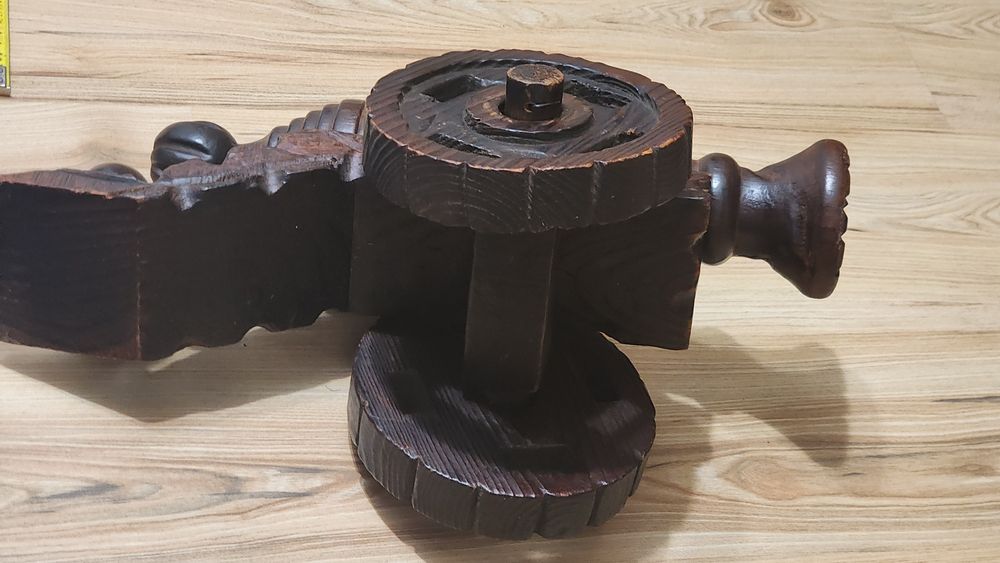 Figurina Tun din lemn sculptat