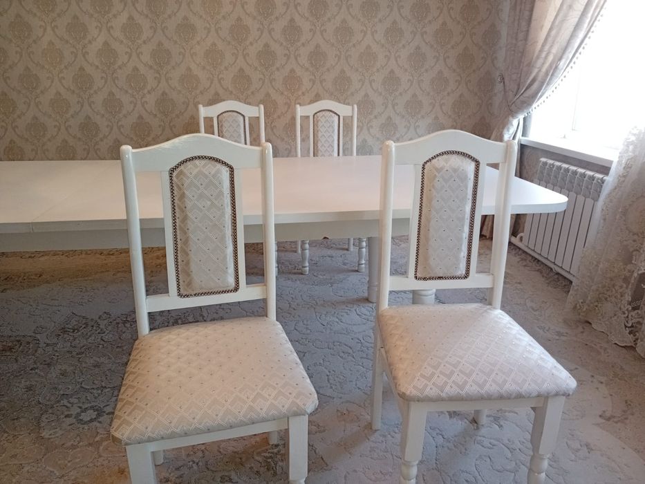 Стол и стулья. .