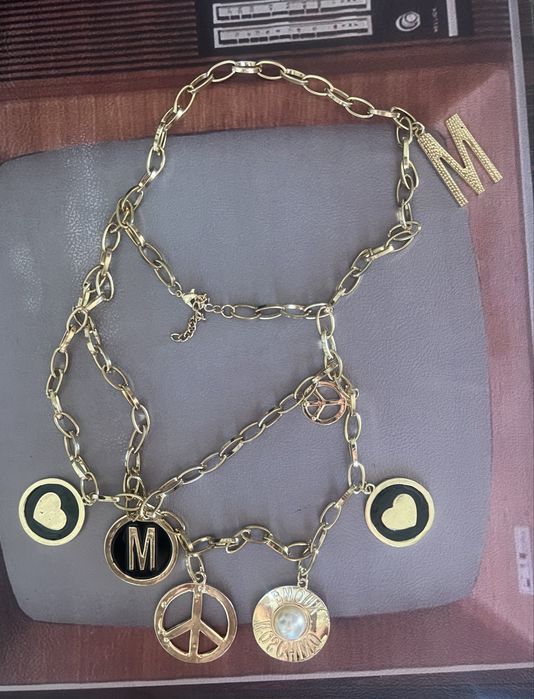Ефектно двуредно колие (чокър и дълъг синджир) с логото Moschino