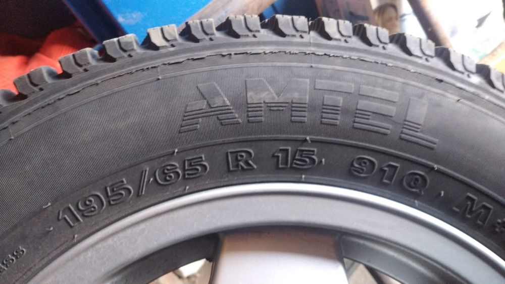 Продам диски с шинами зима 4 шт