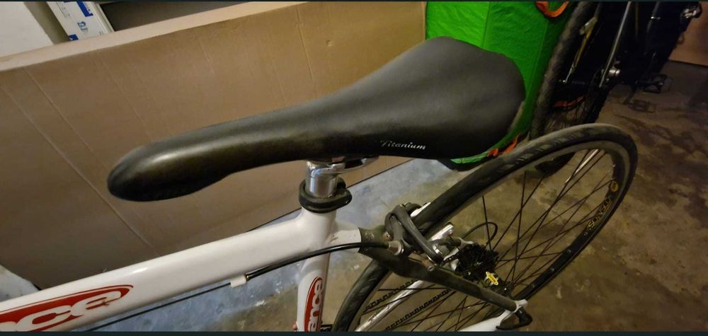 Bicicleta carbon folosita la antrenamentele pentru turul frantei