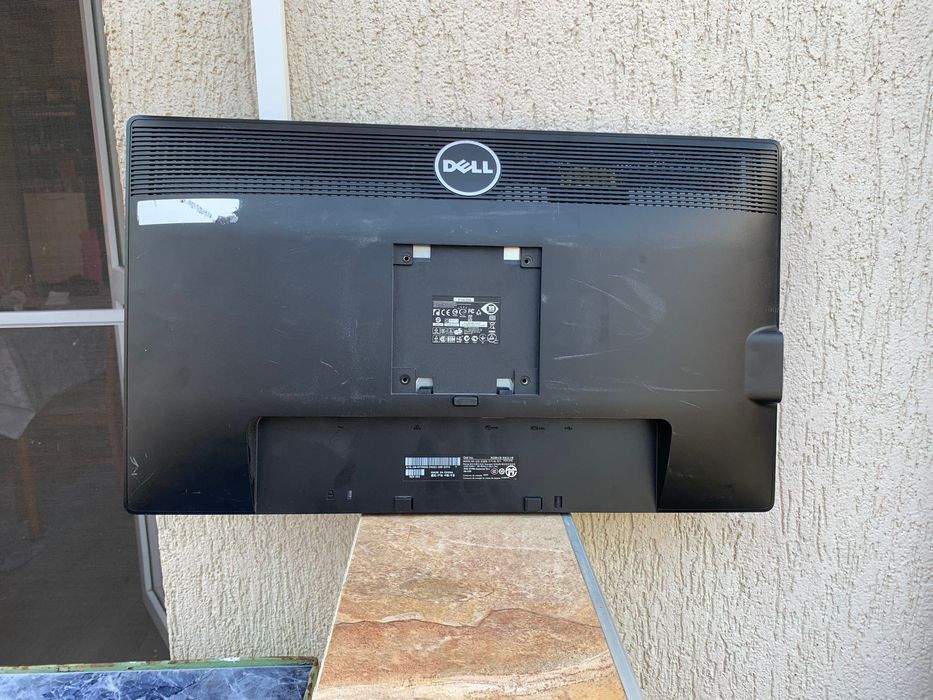 Монитор DELL - Без кабели за захранване в много добро състояние.