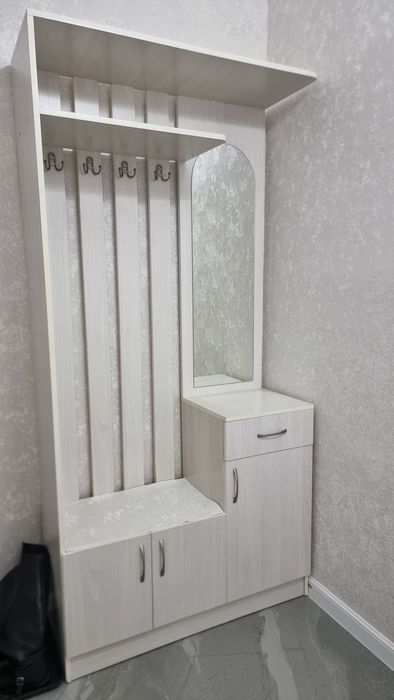 Продам шкаф в прихожую с небольшим дефектом