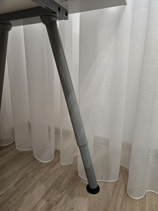 Birou Ikea reglabil pe înălțime