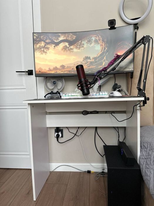 Компактный компьютерный стол