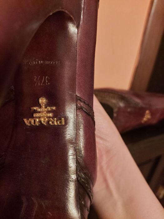 Продам кожанные сапожки PRADА осенние