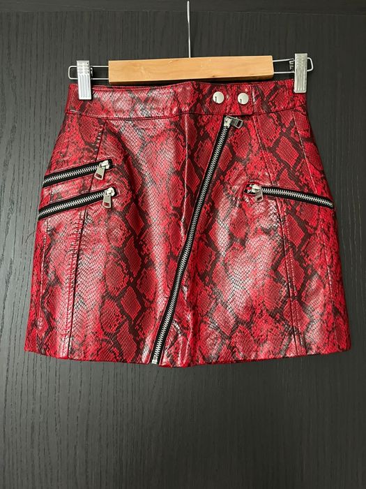 Червена дамска кожена пола с принт Bershka