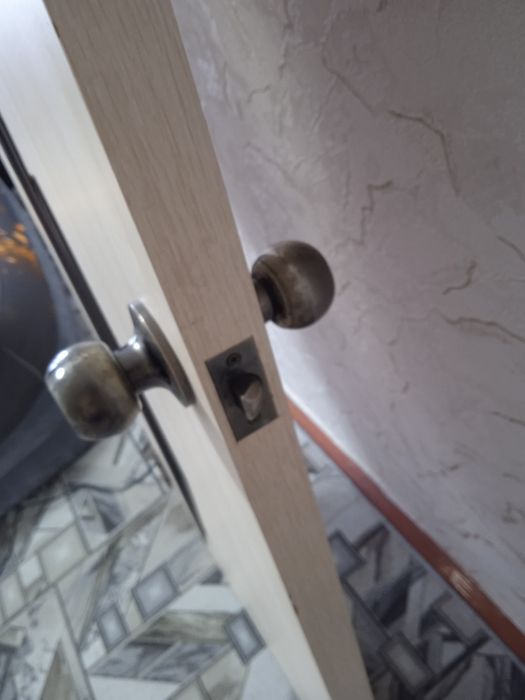 Дверь бежевая б/у..