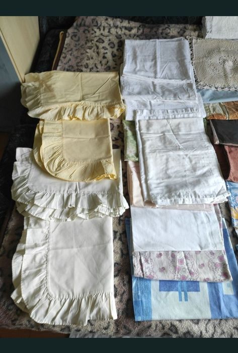 Fețe de perne, diferite modele diferite culori, diferite mărimi.
Aproape toate produsele sunt din afara țării și sunt de o calitate impecabilă.