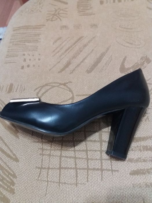 2000 тенге. туфли кожанные. стильные