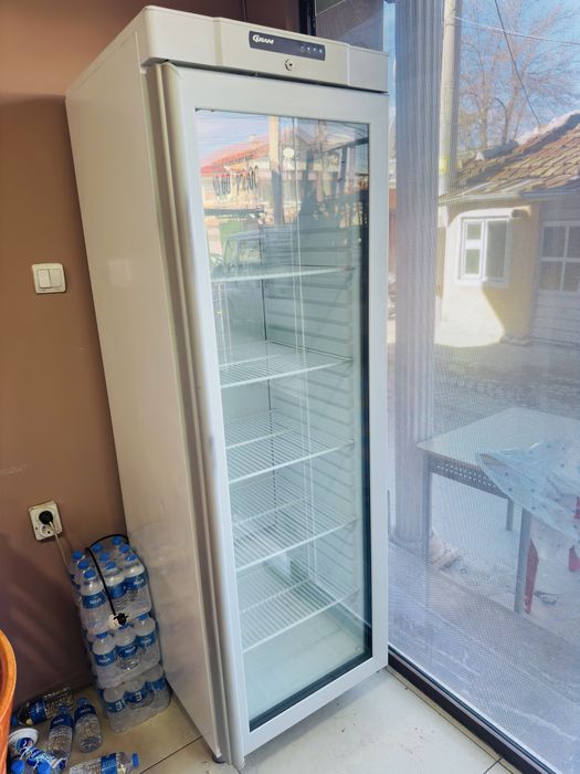 Вертикална хладилна витрина 6 месеца гаранция