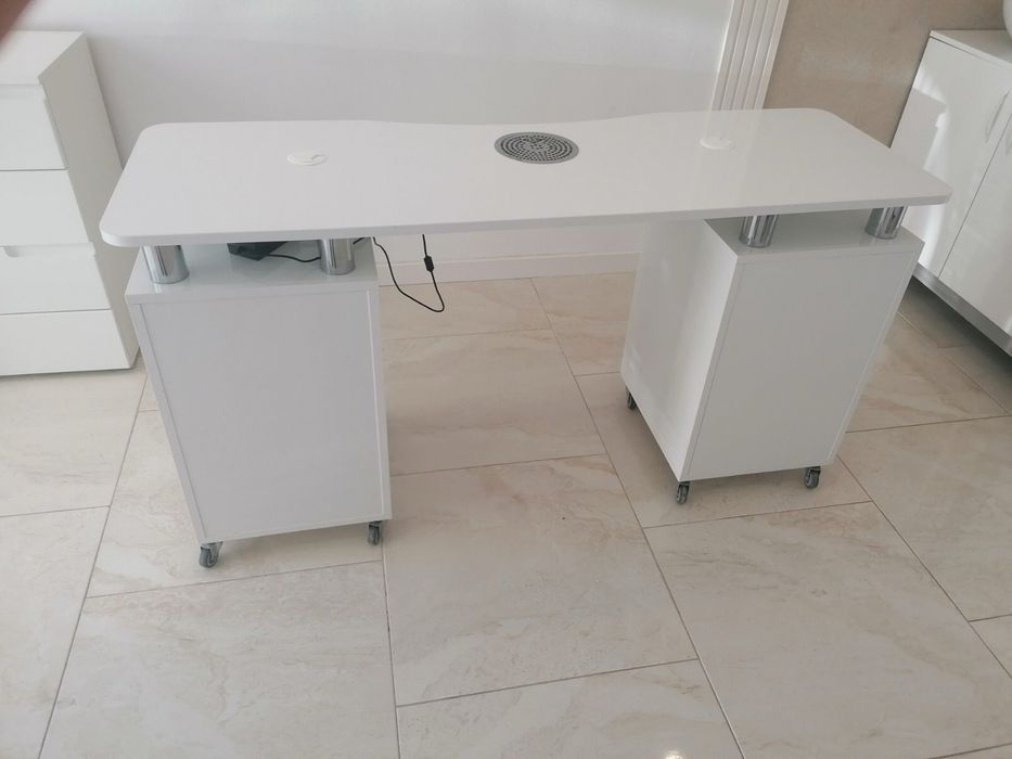 Бюро за маникюр с прахоуловител