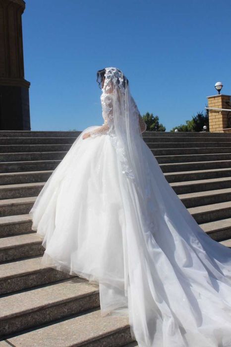 Пышное свадебное платье со шлейфом