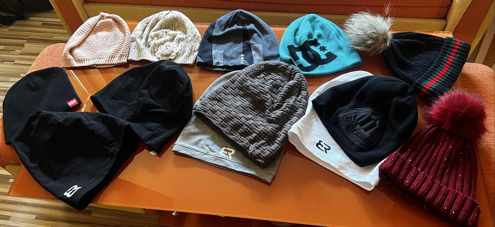 Шапки с козирка,тип чорап,капели