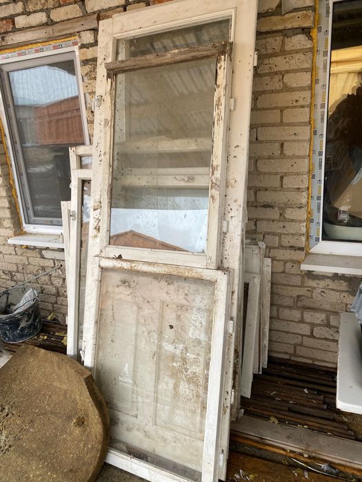 Двери, окна деревянные б/у