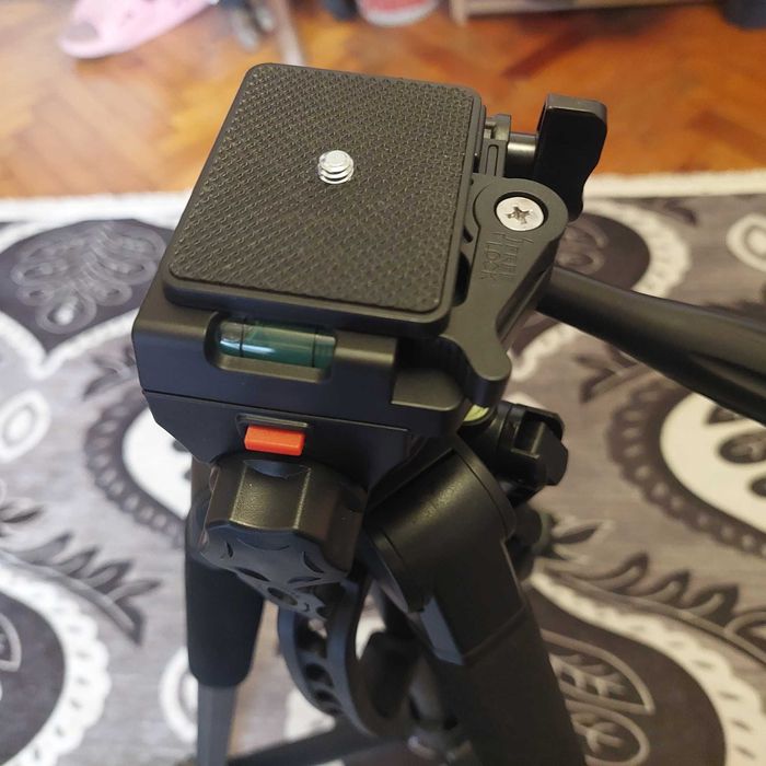 Статив / трипод – 140 см, почти нов, с чанта и стойка за телефон