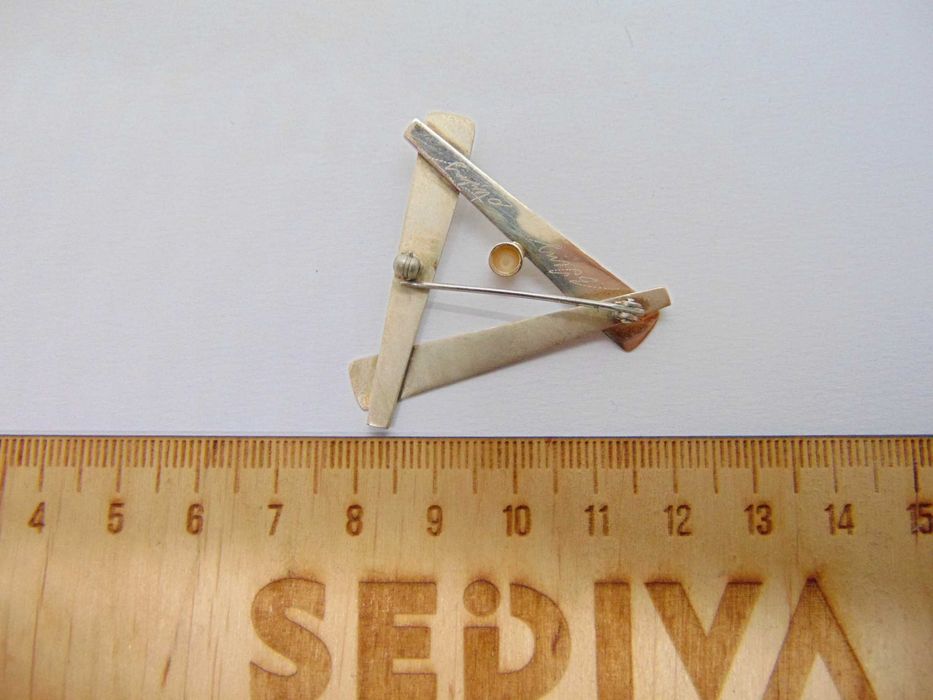 Brosa triunghi din argint cu perla