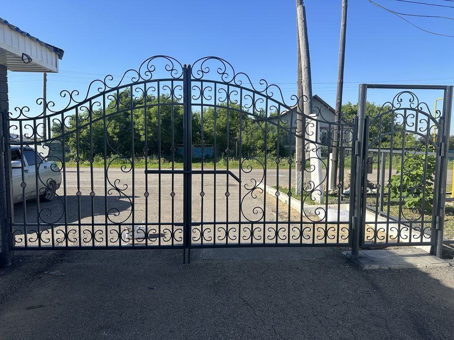 Распашные кованные ворота