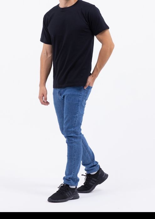 Футболка мужская базовая, Черный с емблемой Атаки титанов