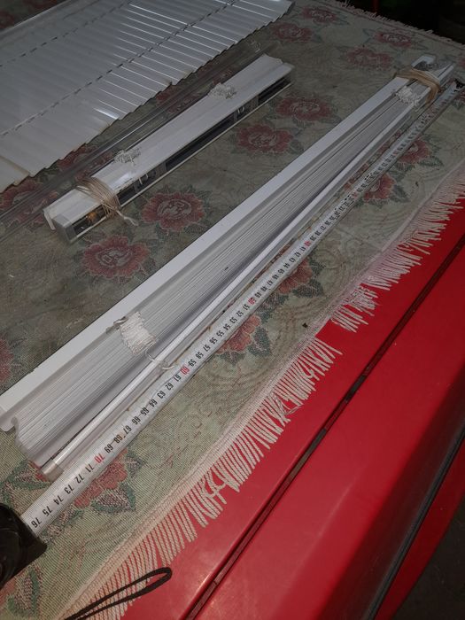Jaluzele metalice de culoare alba