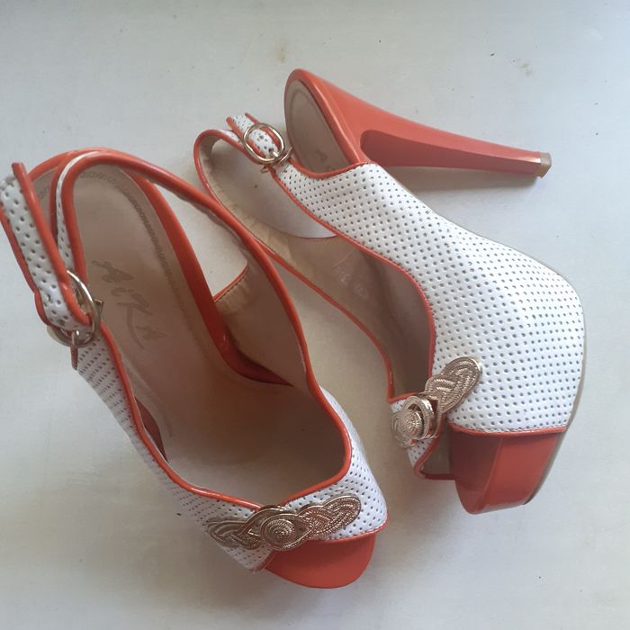 Продам босоножки