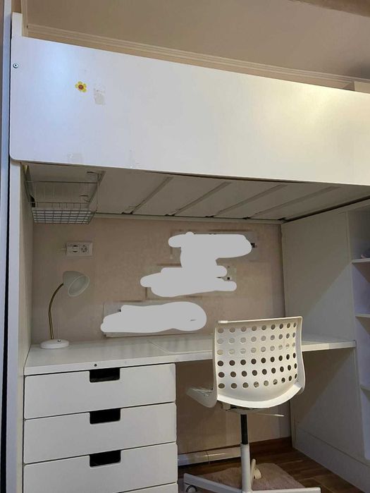Pat supraetajat IKEA SMÅSTAD cu birou și depozitare