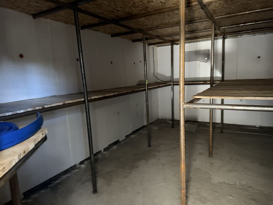 Продаю базу,  очень большая в центре города