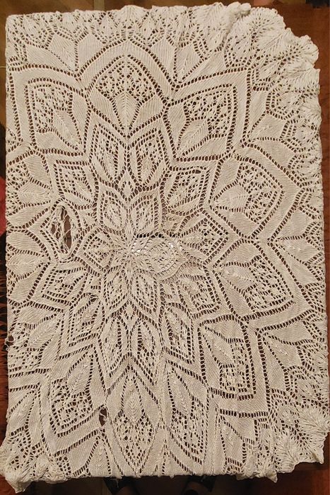 Продавам ръчно изработени битови разкошни карета,  бродирани на една