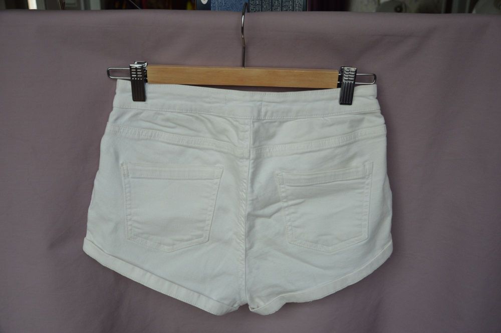 Къс панталон на Bershka - деним бял с подгъв