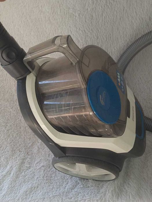 современный пылесос Philips