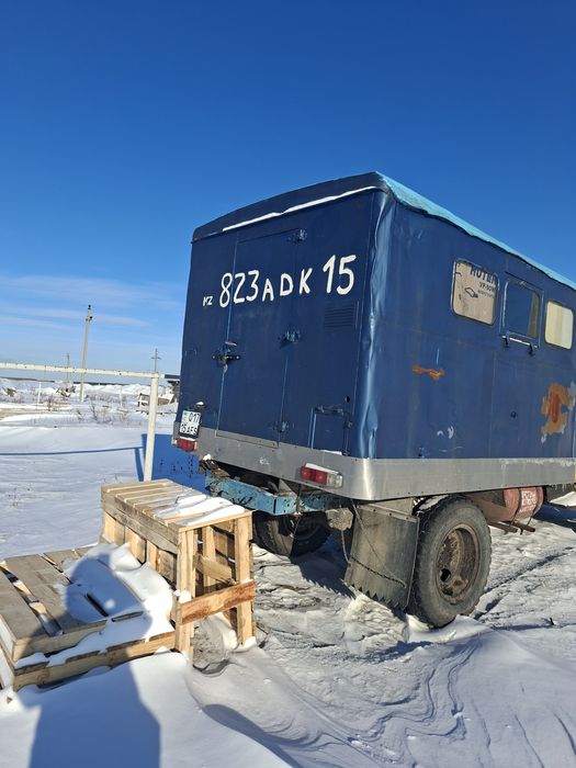 Газ 52 на полном ходу, будка