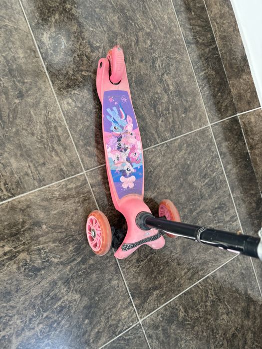 Продам самокат целый