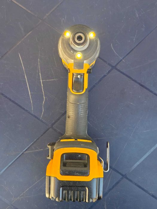 Удaрен винтоверт / импакт DeWALT DCF887 BRUSHLESS 18V с батерия 5.0Ah