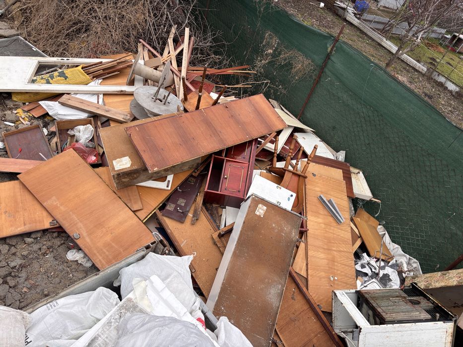 Transport moloz gunoi  mobila avem si manipulanti demolari manuale