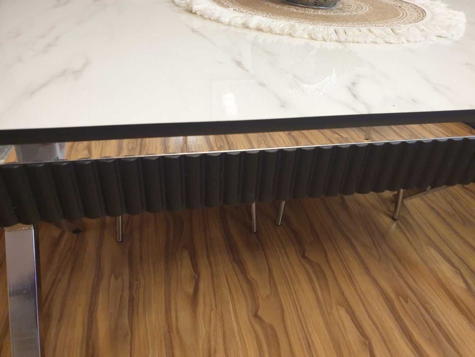 Голяма бяла трапезна маса